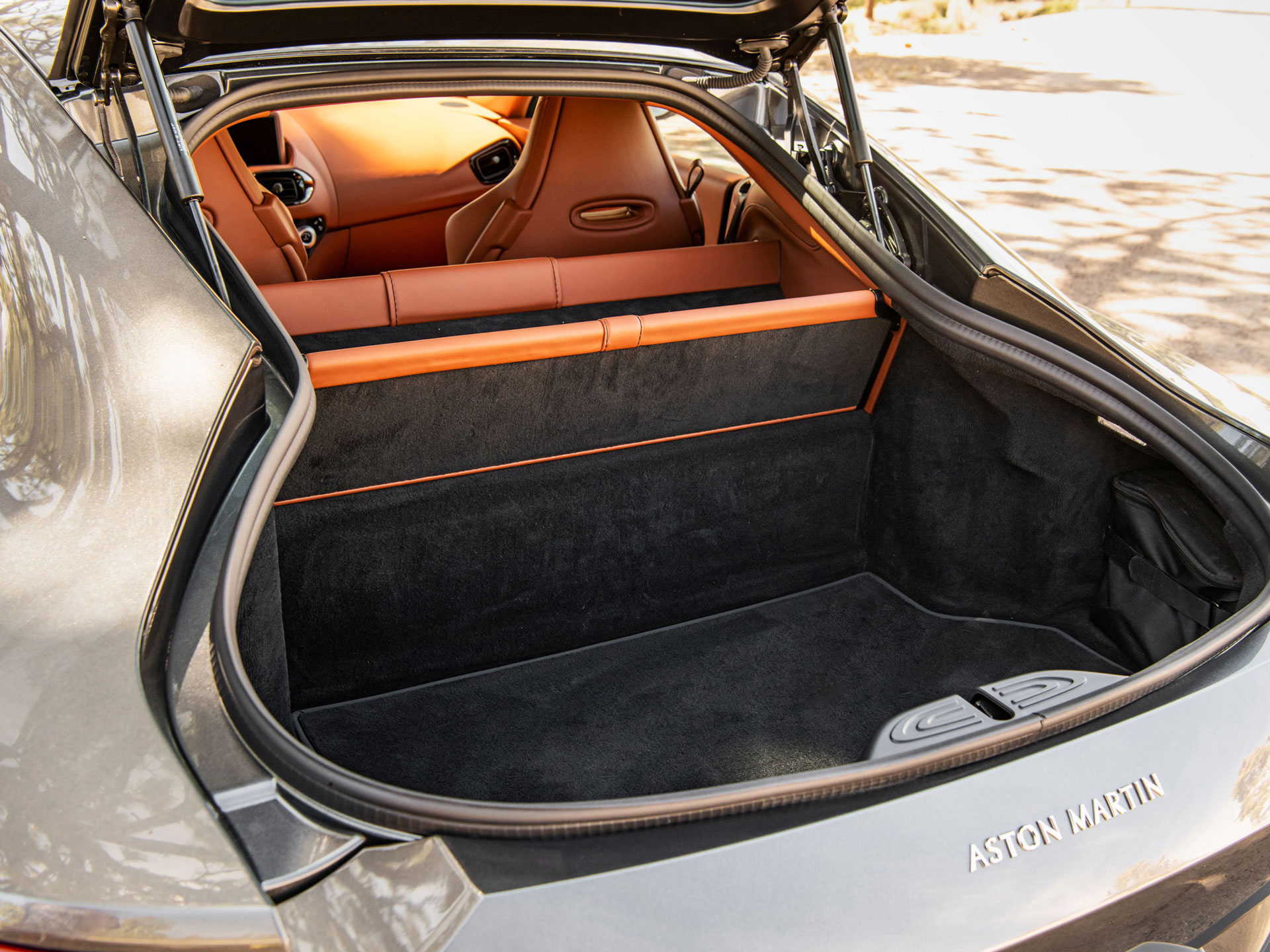 Функциональный багажник Aston Martin Vantage