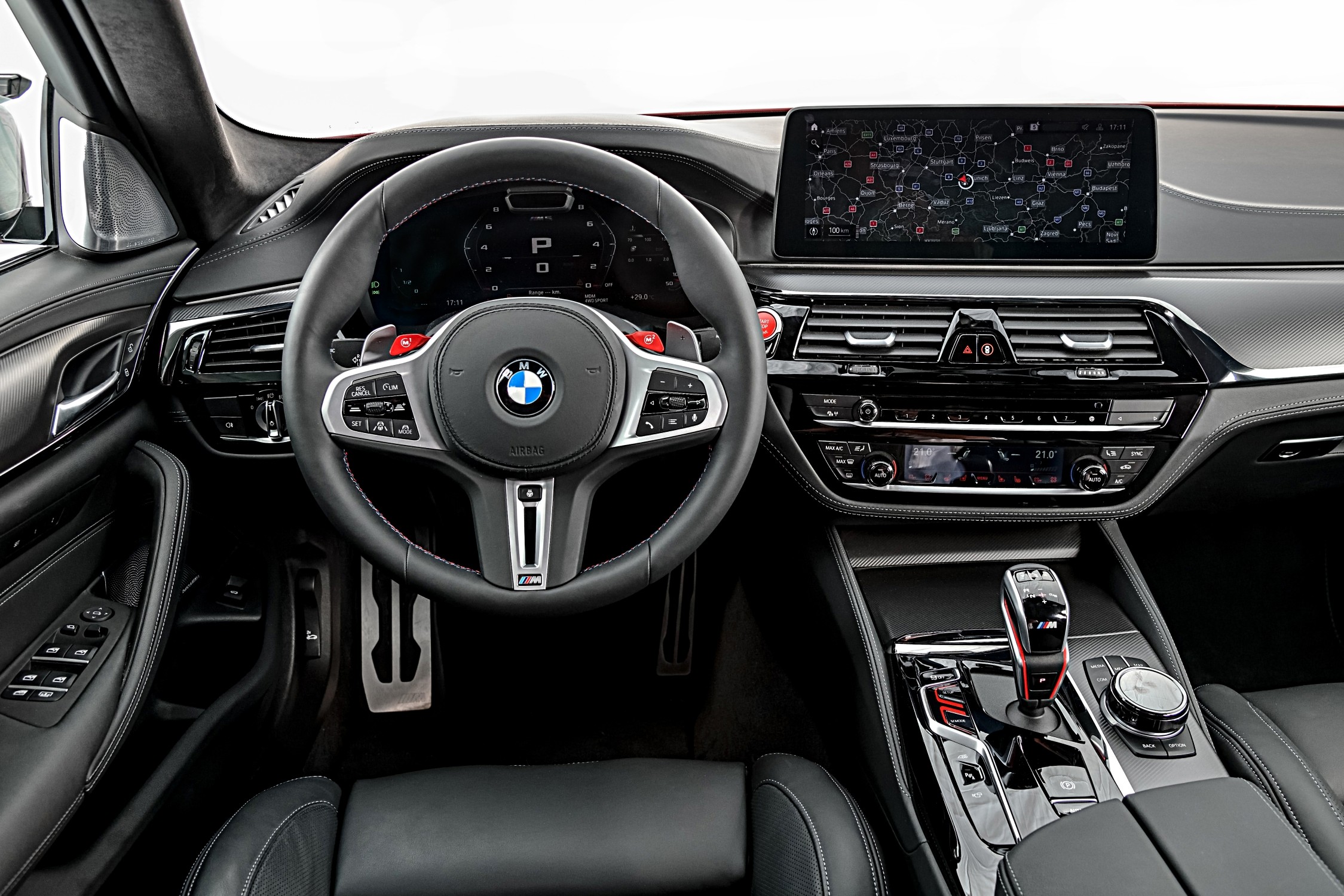 Салон BMW M5 Competition Спортивная панель приборов