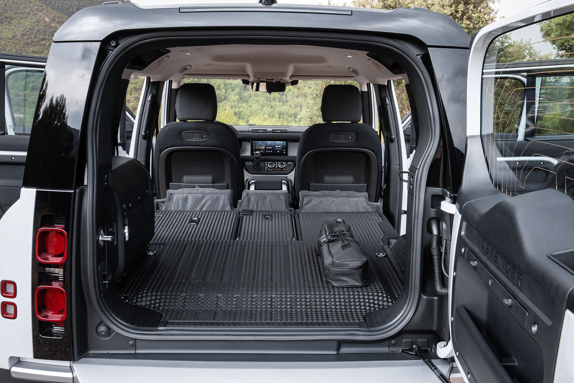 Land Rover Defender 2023 багажник