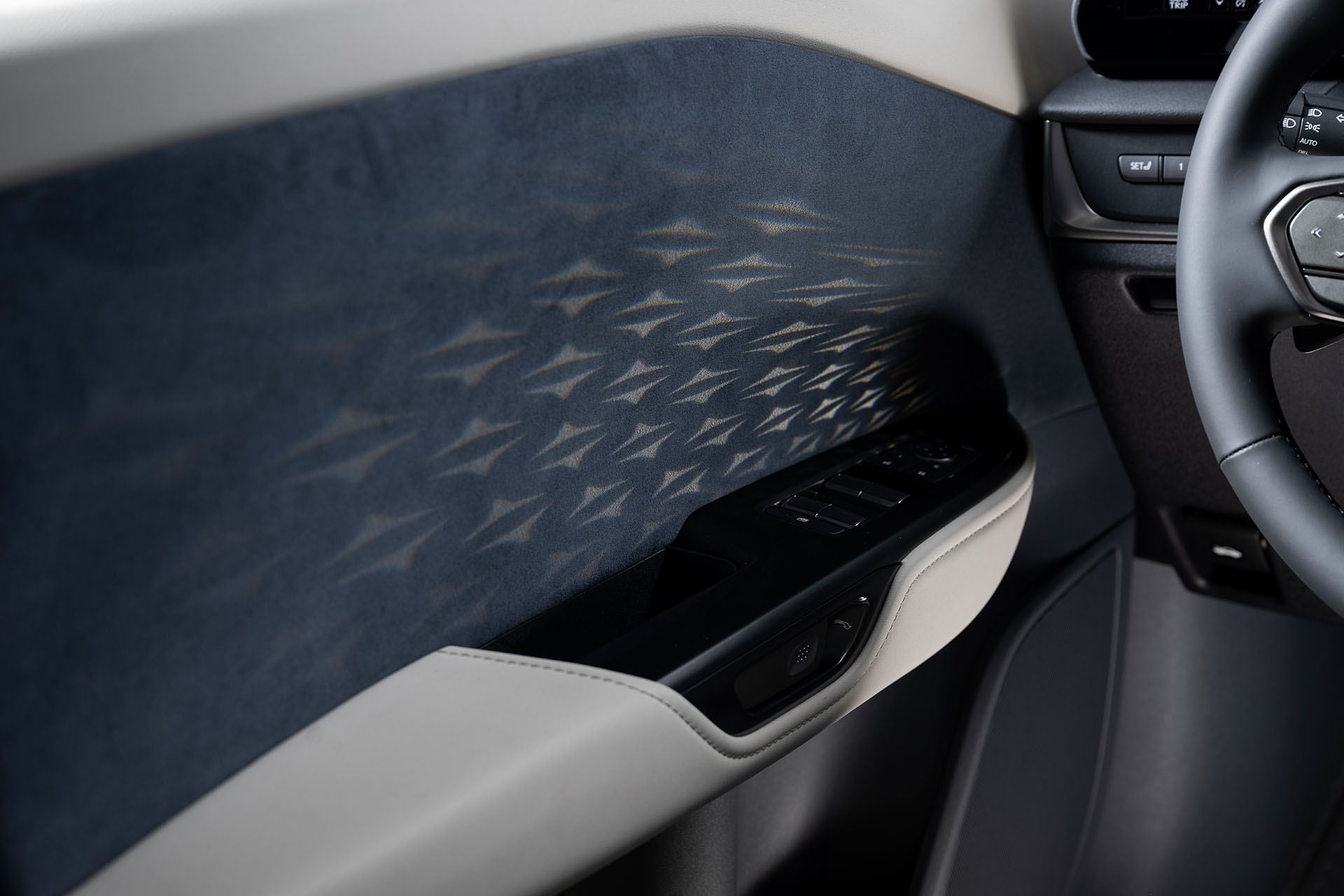 Lexus RZ 450e Инновационные материалы отделки