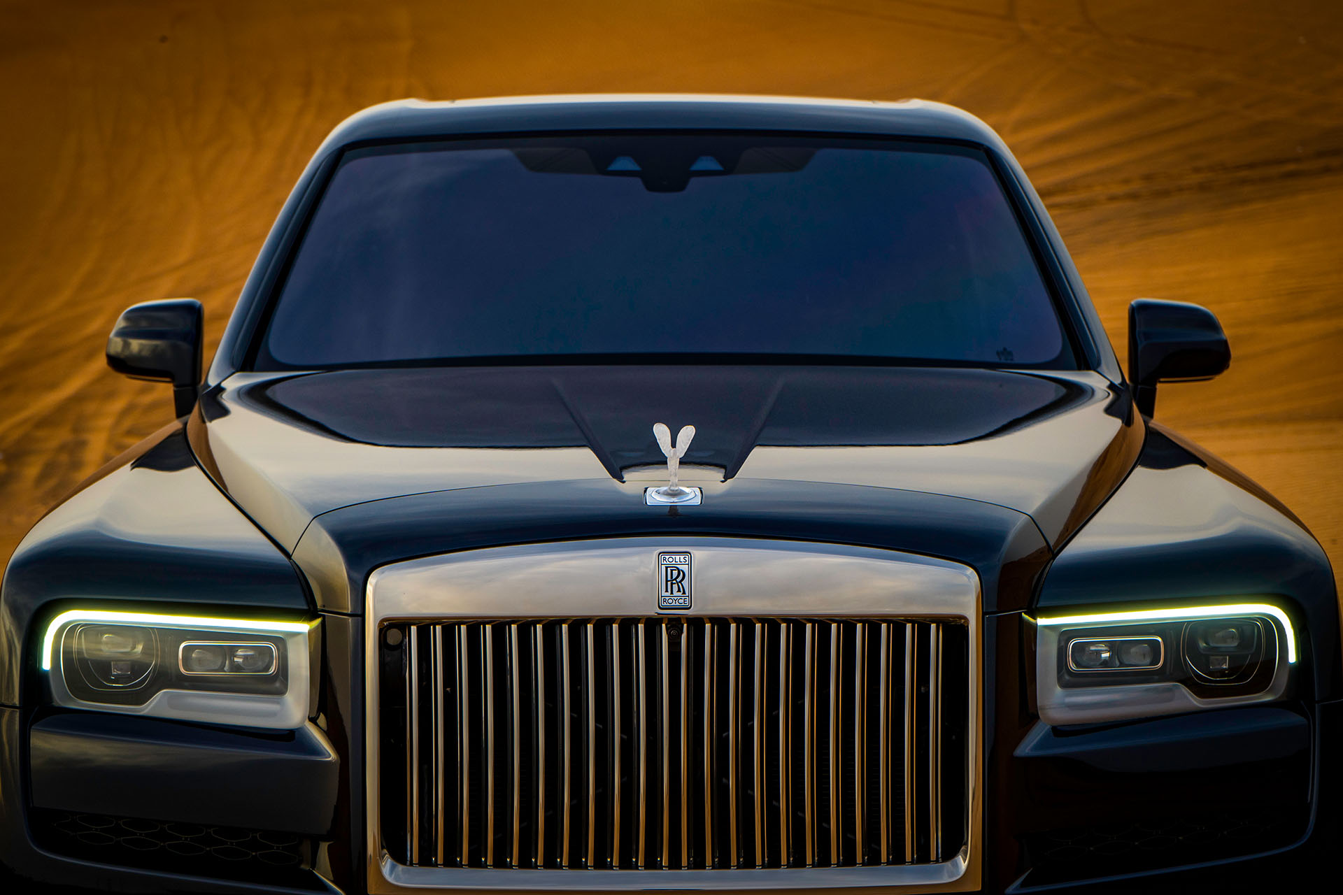 Rolls Royce Cullinan вид сбоку