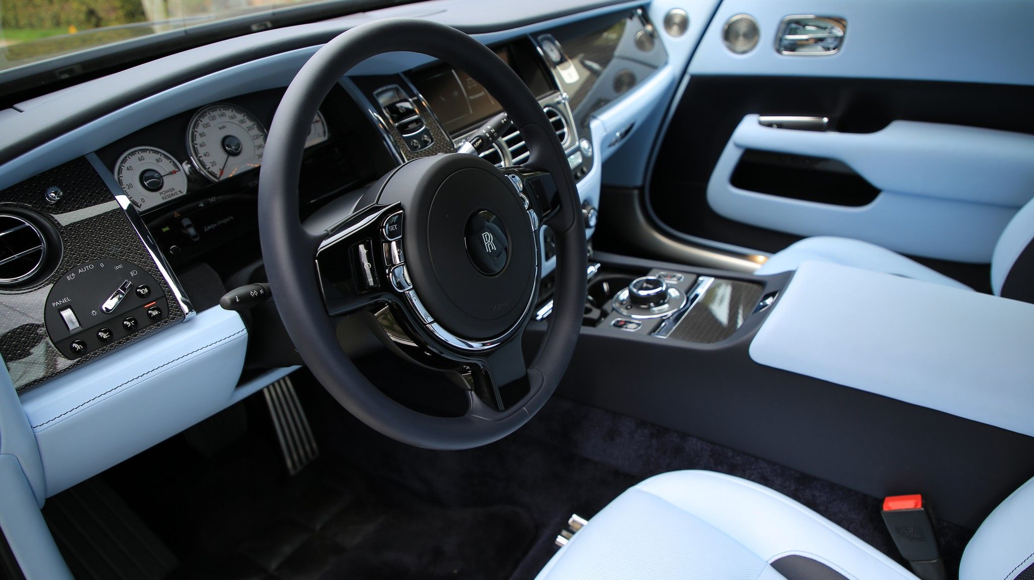 Rolls-Royce Wraith прибoрная панель